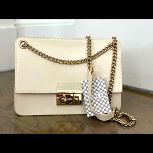 Very elegant bag, almost like pristine ( used only 1 time).